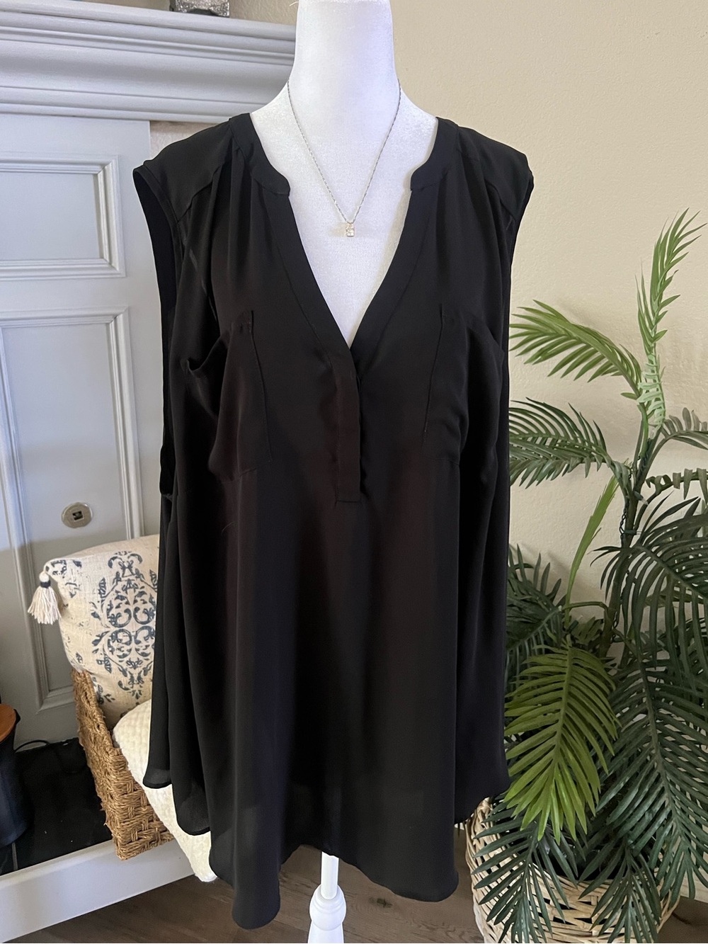 torrid Harper Black Sleeveless V-Neck Tunic Top